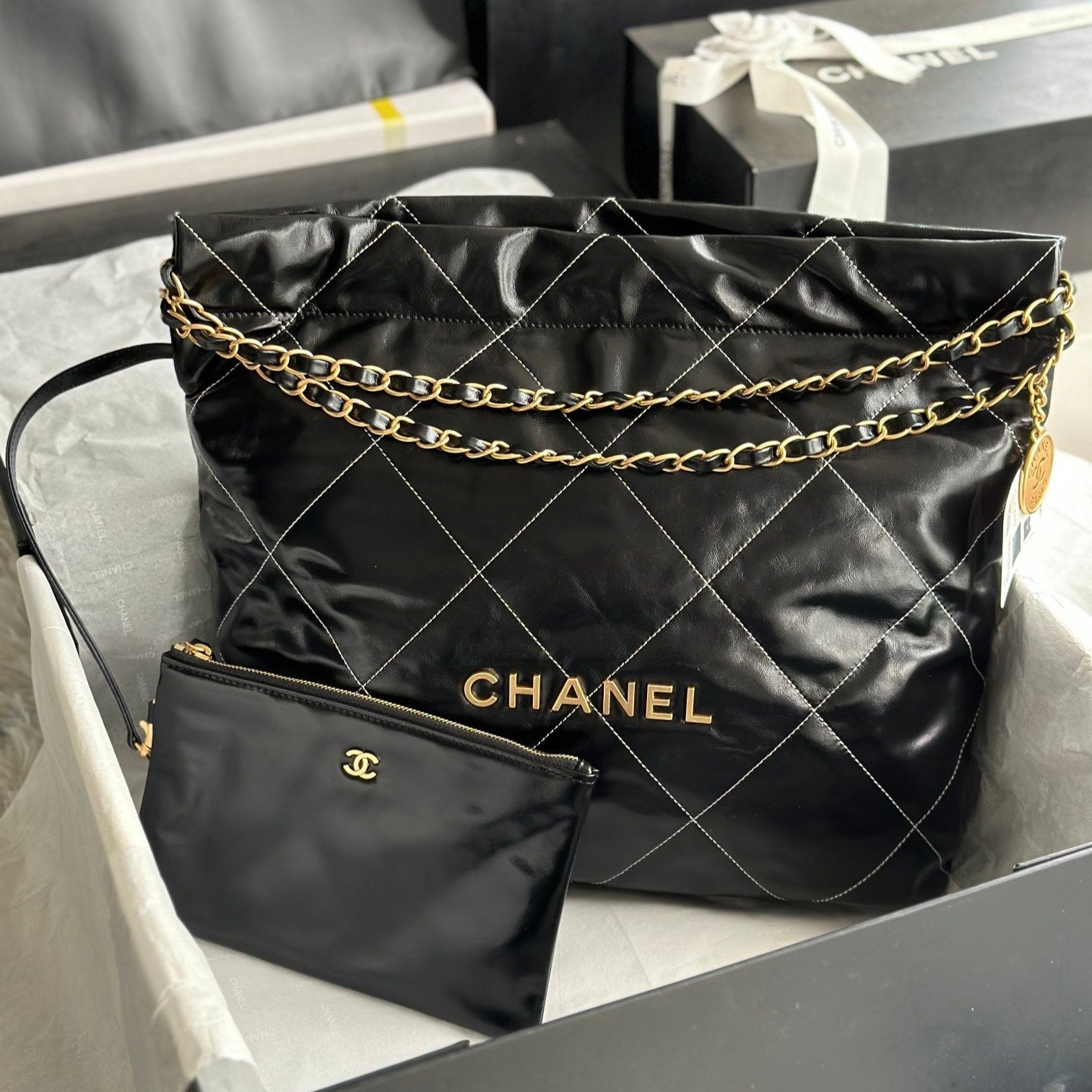 CCラージ 42 ハンドバッグ（ブラック、シャイニーカーフスキン、ゴールド金具）