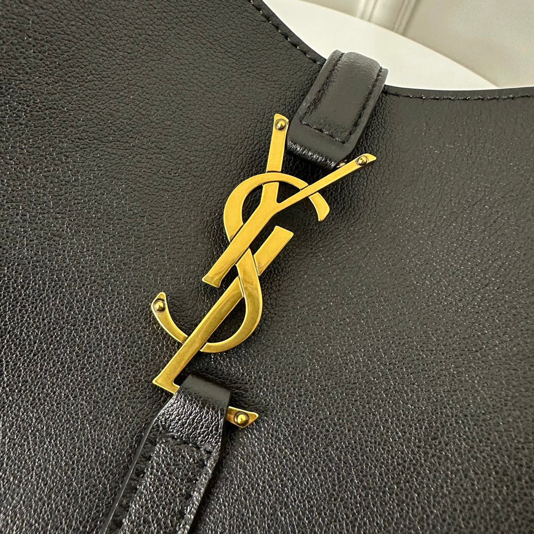 LE 5 À 7 ハンドバッグ 22 ブラックカーフスキン