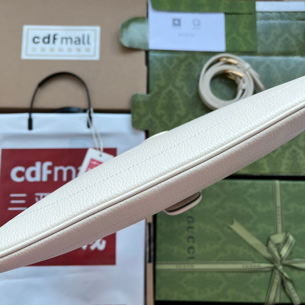 ミディアムショルダーバッグ 39インチ ホワイトカーフスキン ゴールド金具