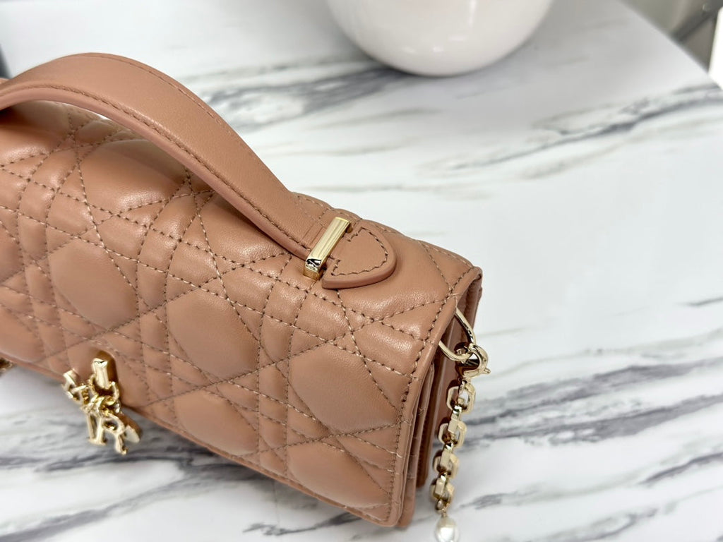 レディチェーンバッグ 21 アーモンドベージュ ラムスキン