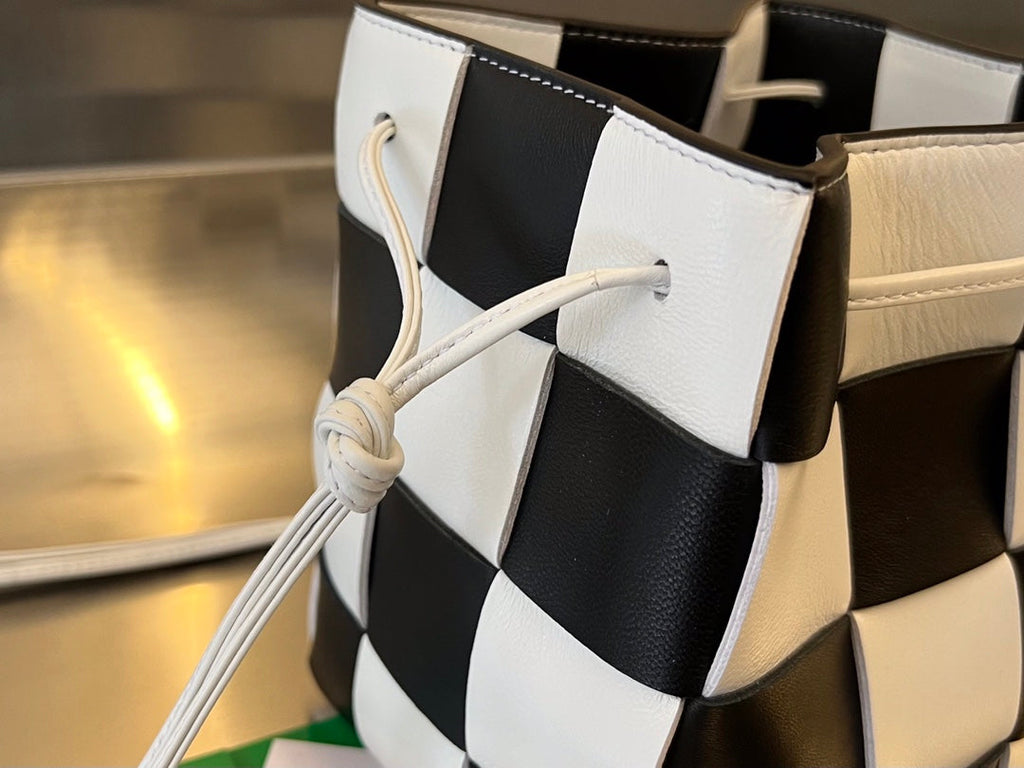 スモールカセットバケット 18インチ ホワイトミックスブラックカーフスキン