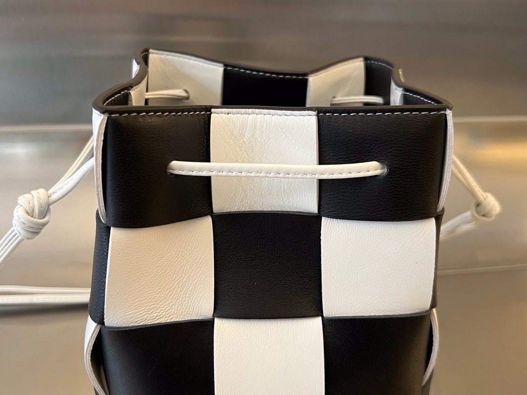 スモールカセットバケット 18インチ ホワイトミックスブラックカーフスキン