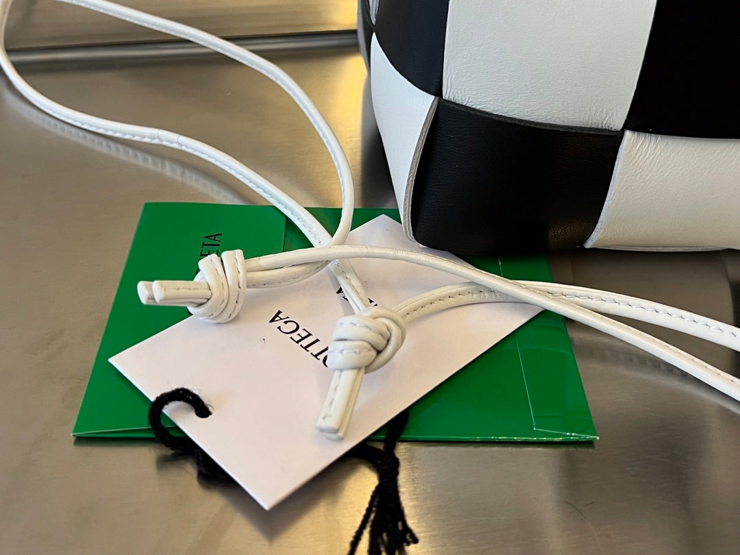 スモールカセットバケット 18インチ ホワイトミックスブラックカーフスキン