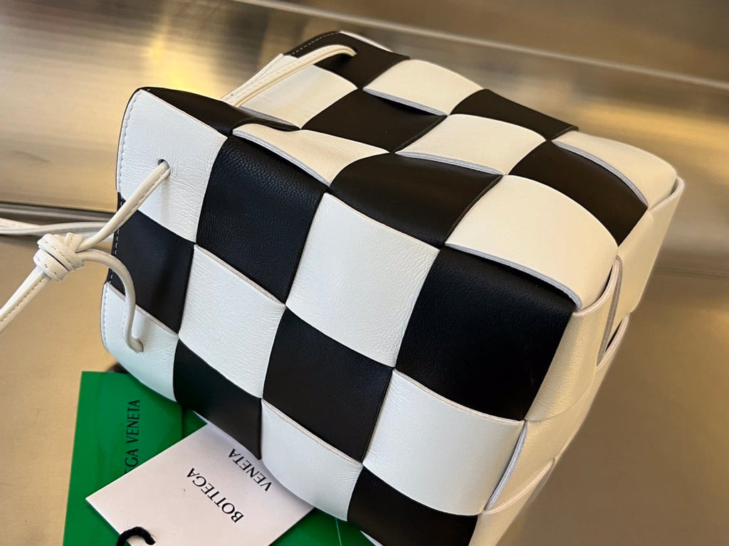 スモールカセットバケット 18インチ ホワイトミックスブラックカーフスキン