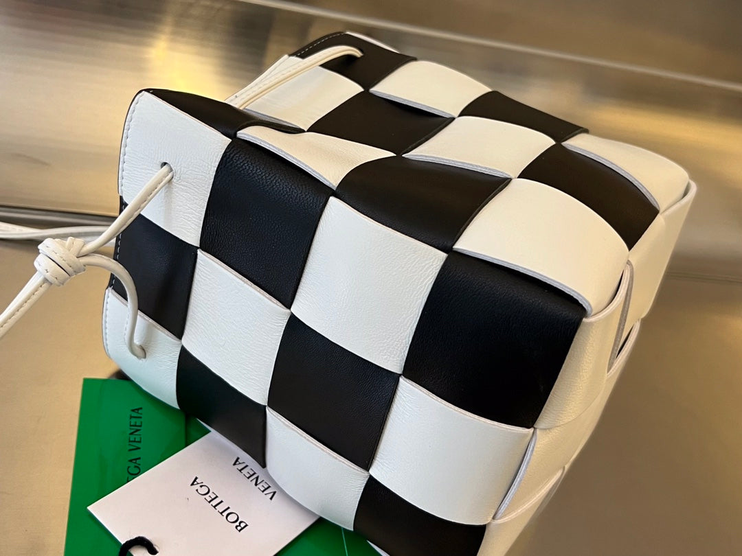 スモールカセットバケット 18インチ ホワイトミックスブラックカーフスキン