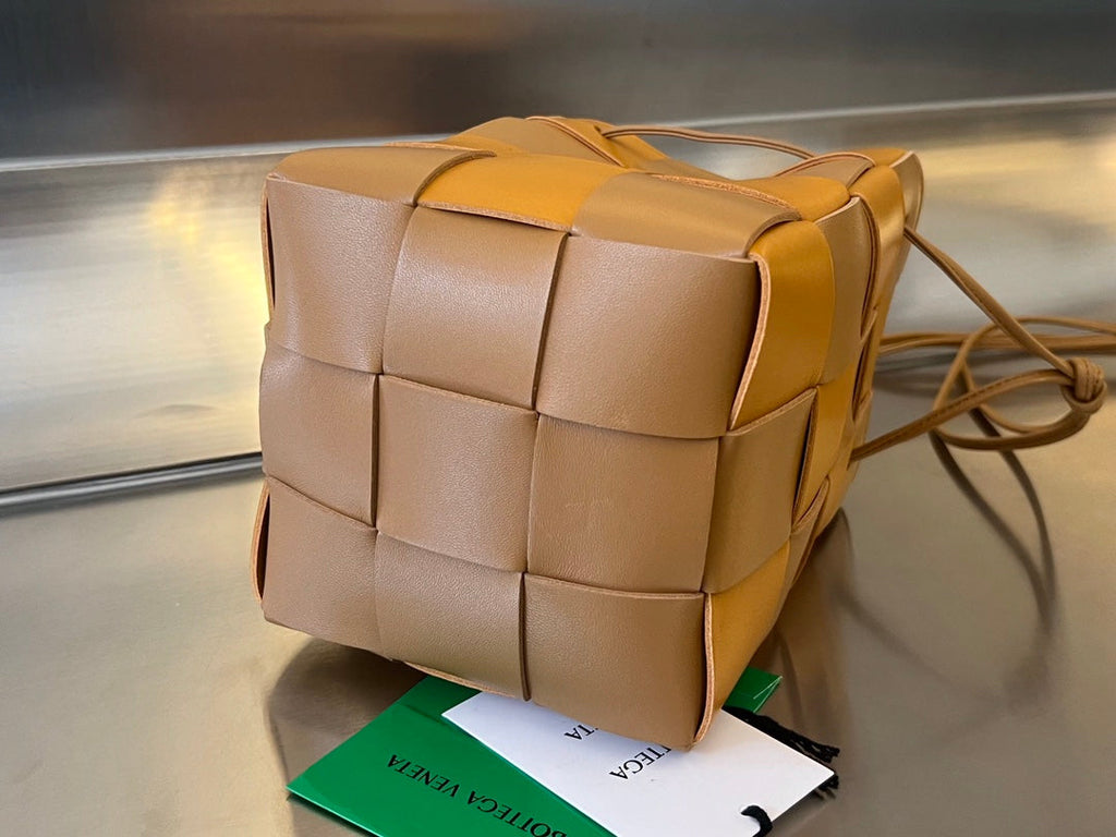 SMALL CASSETTE BUCKET 18 IN BROWN MIX ORANGE CALFSKIN