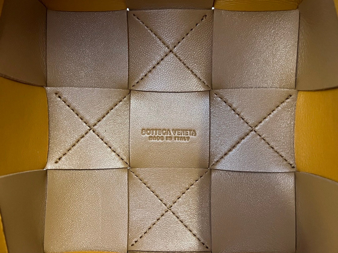 SMALL CASSETTE BUCKET 18 IN BROWN MIX ORANGE CALFSKIN