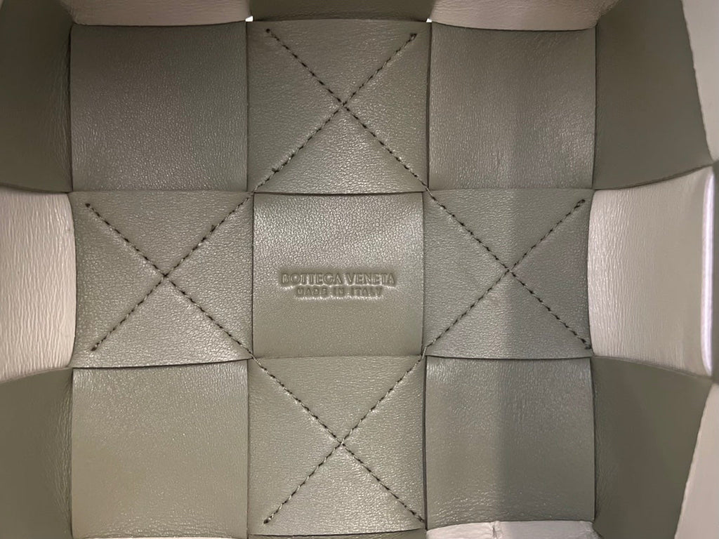 SMALL CASSETTE BUCKET 18 IN XANADU MIX WHITE CALFSKIN