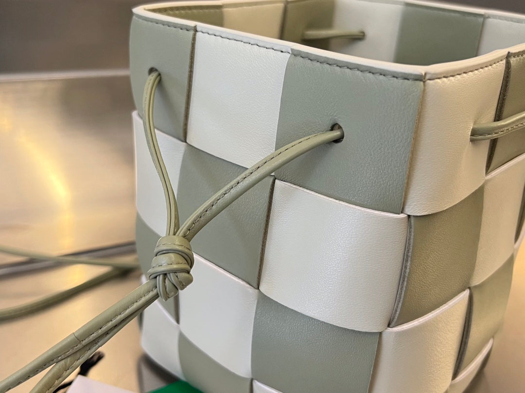 スモールカセットバケット 18インチ ザナドゥミックス ホワイトカーフスキン