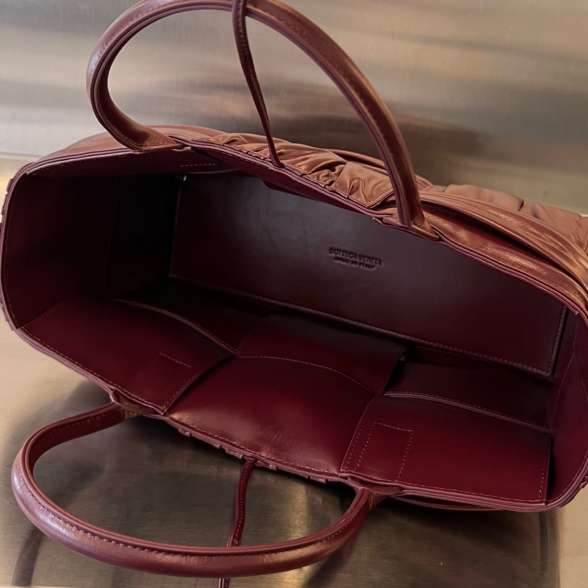 SMALL ARCO TOTE 30 IN WINE RED SOFT LAMBSKIN