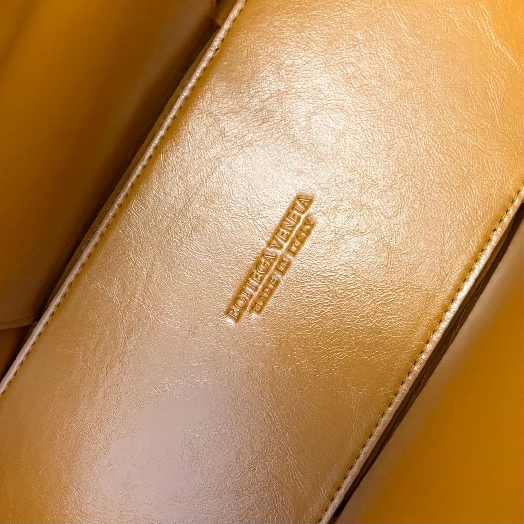 SMALL ARCO TOTE 30 IN PIZAZZ ORANGE SOFT LAMBSKIN