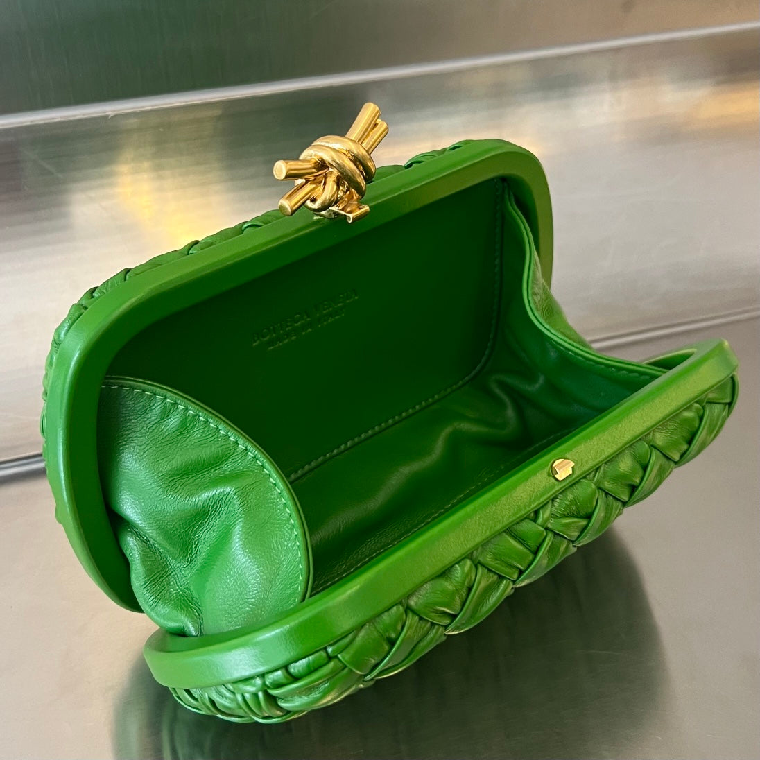 エメラルドグリーンのラムスキン製ノット19