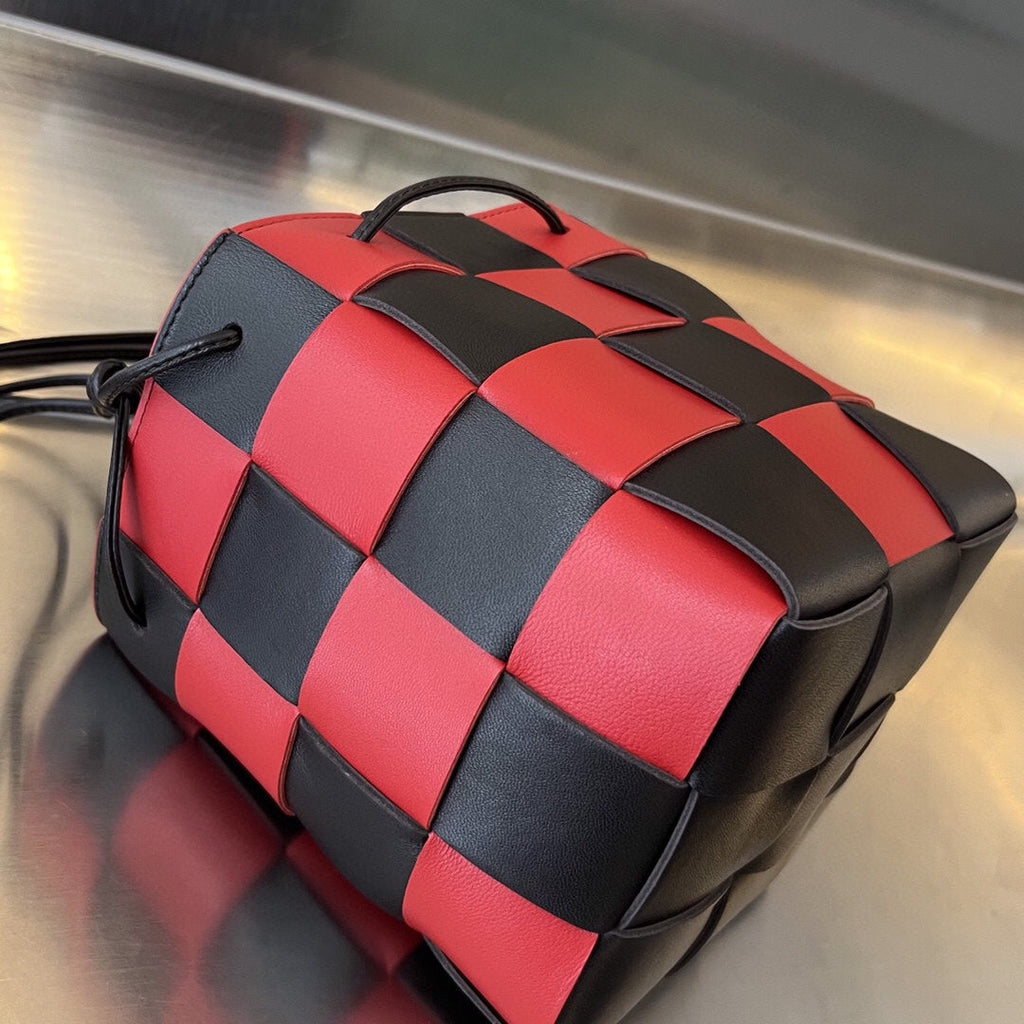 SMALL CASSETTE BUCKET 18 IN RED MIX BLACK CALFSKIN