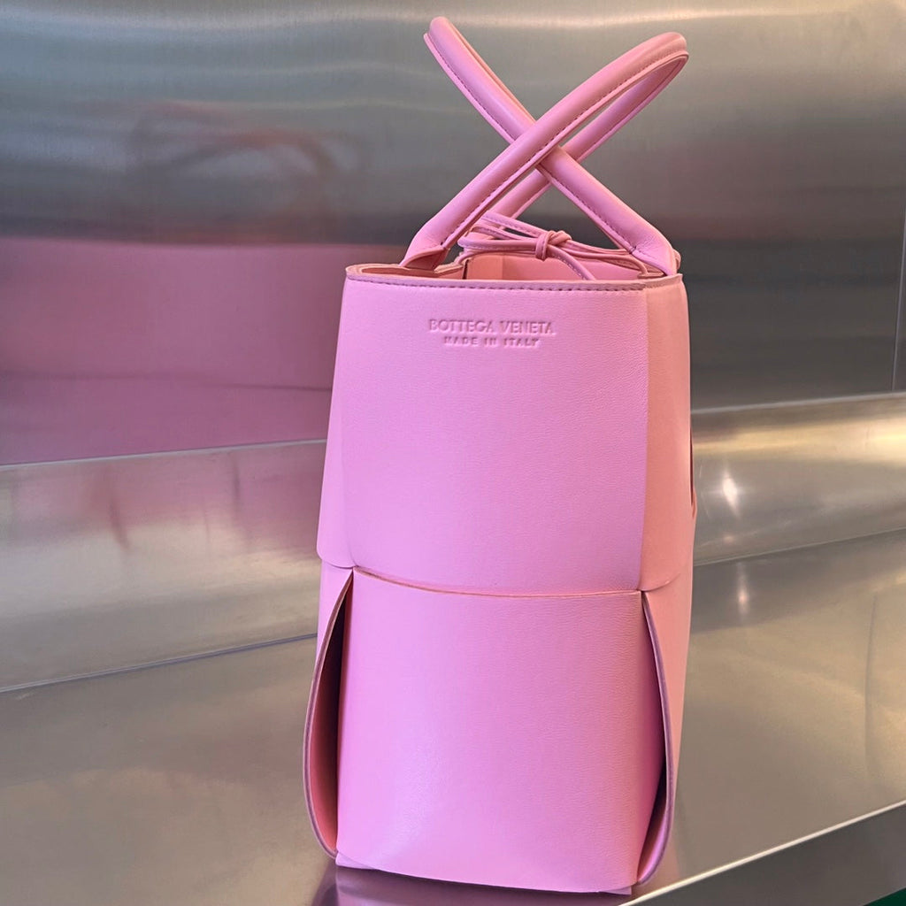 ショッキングピンクのカーフスキン製アルコトート36