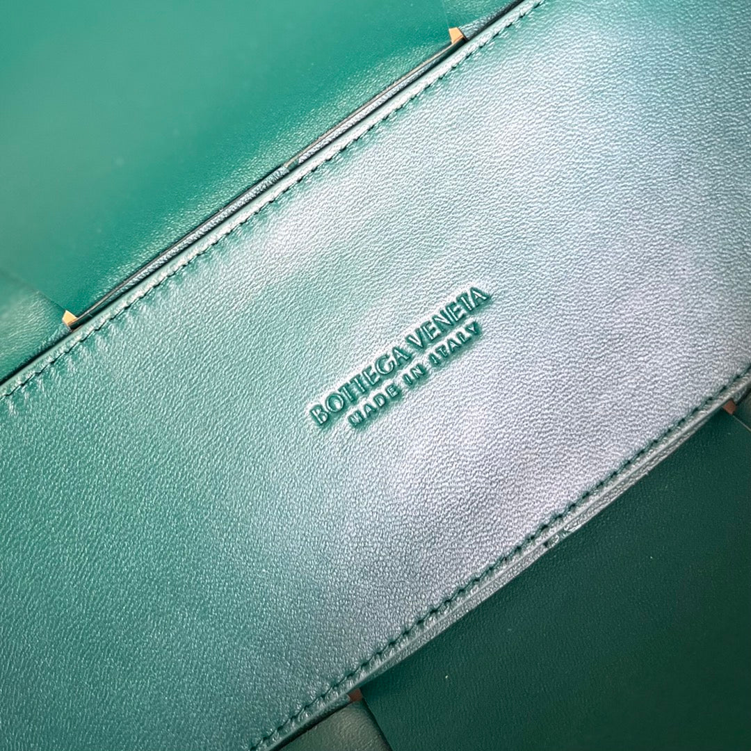 SMALL ARCO TOTE 30 IN MORNING GLORY LAMBSKIN