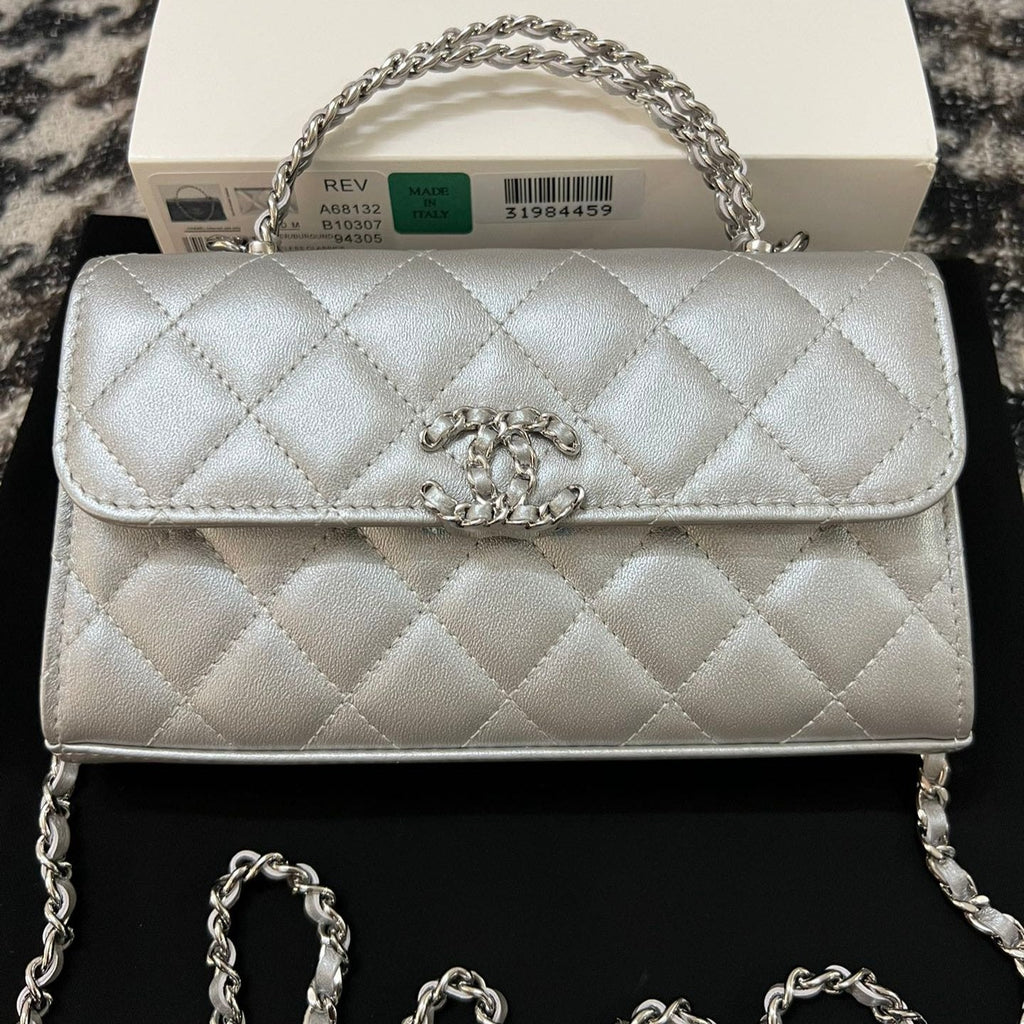 CC KELLY 18 バッグ（シルバーカーフスキン、ストラップ付き）