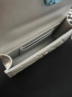 CC KELLY 18 バッグ（シルバーカーフスキン、ストラップ付き）