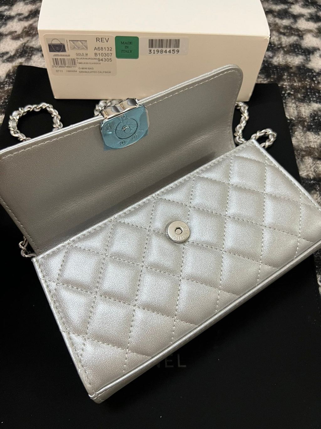 CC KELLY 18 バッグ（シルバーカーフスキン、ストラップ付き）