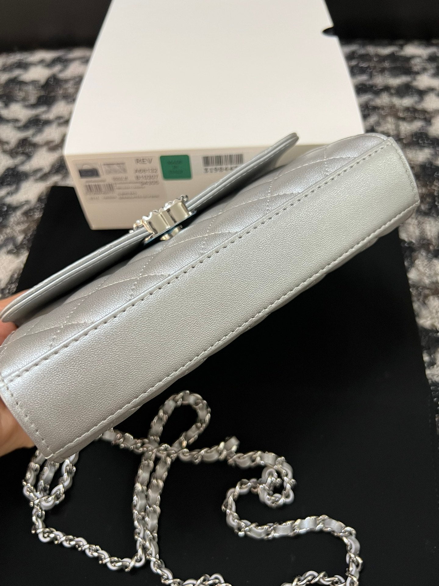 CC KELLY 18 バッグ（シルバーカーフスキン、ストラップ付き）