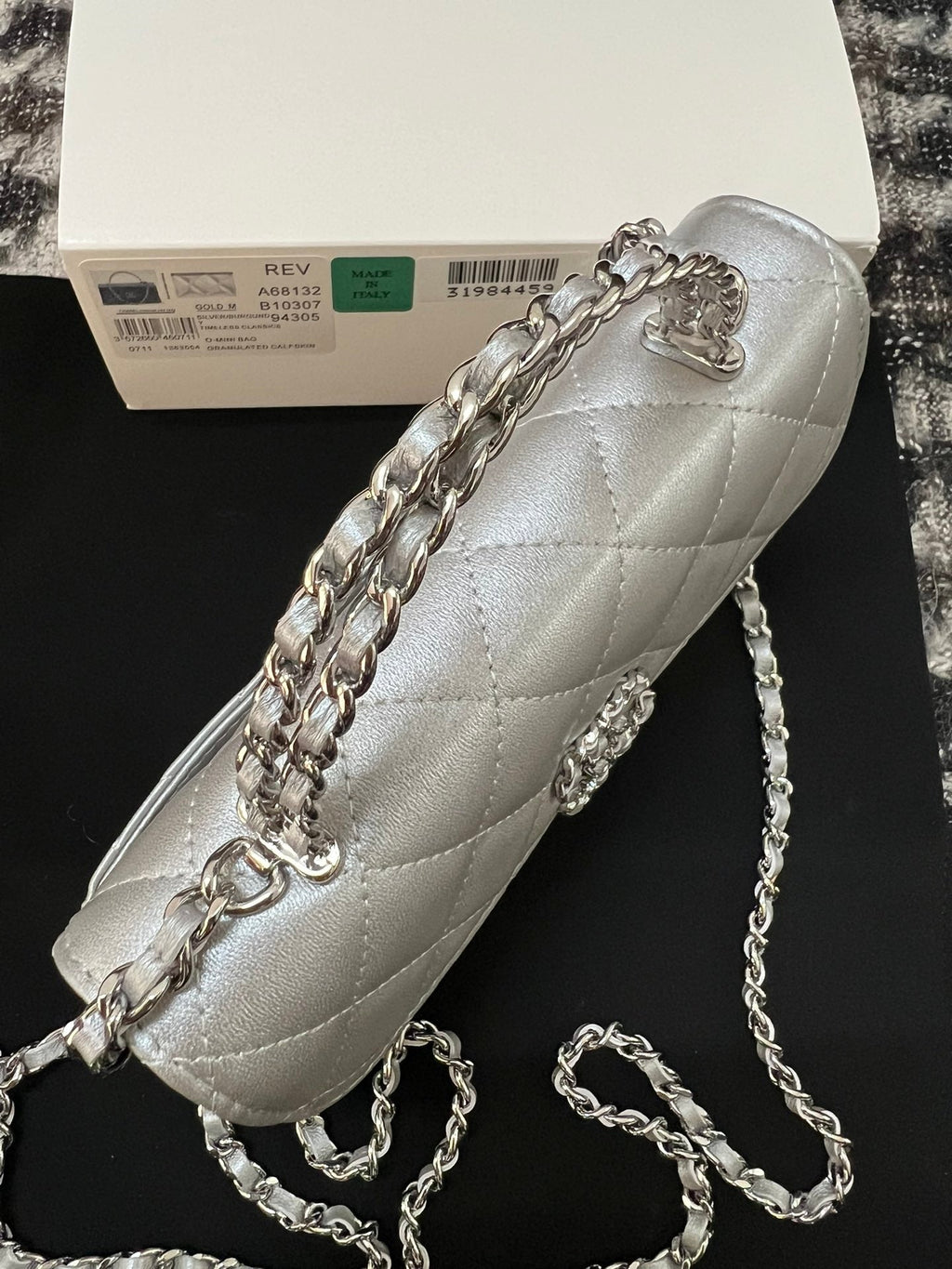 CC KELLY 18 バッグ（シルバーカーフスキン、ストラップ付き）