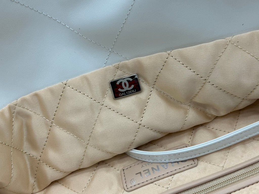 CCラージ42ハンドバッグ（ホワイトカーフスキン、シルバー金具）