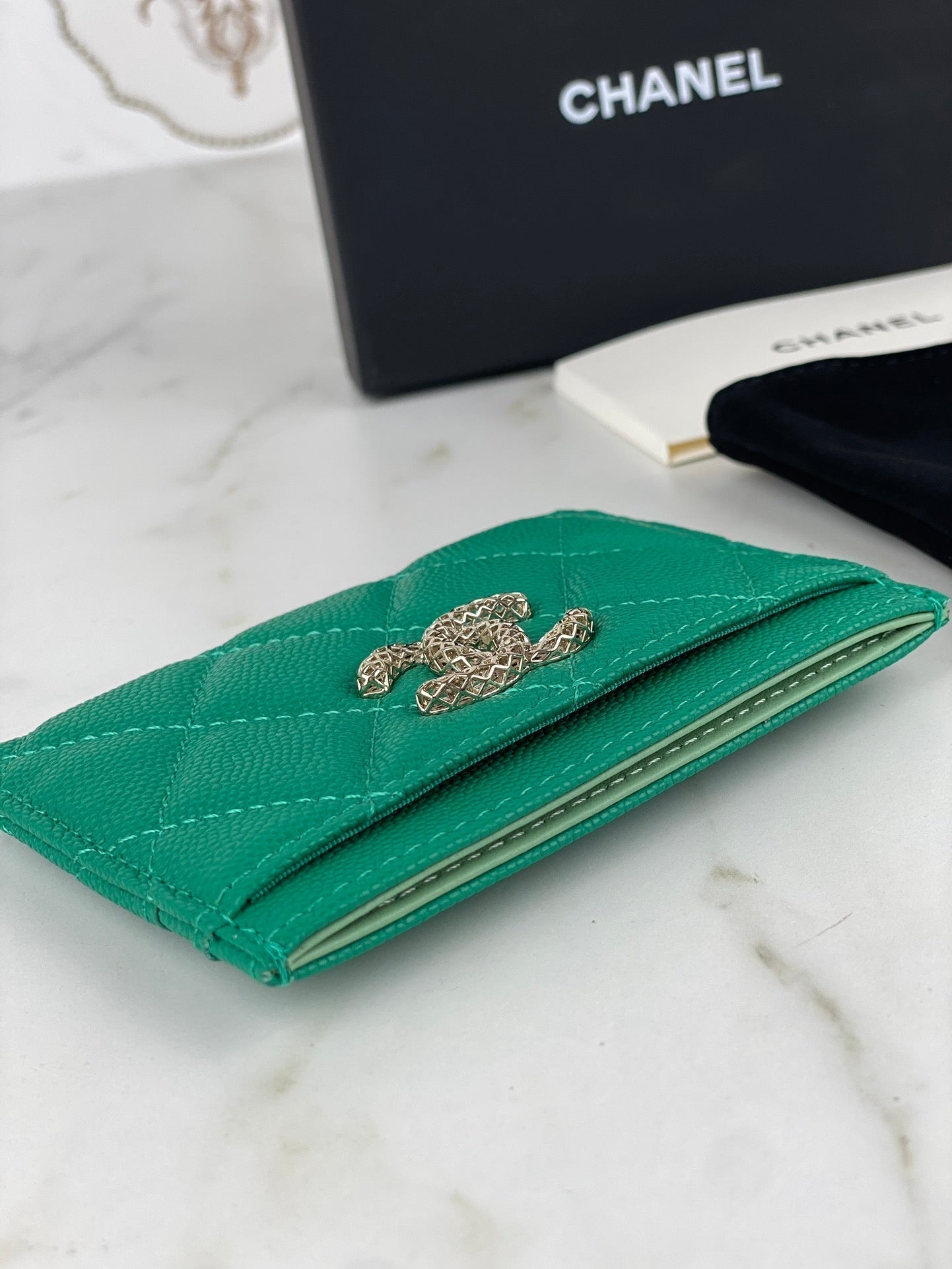 CC CARD HOLDER 19.5 EMERALD GRAINED CALFSKIN GOLD ICON