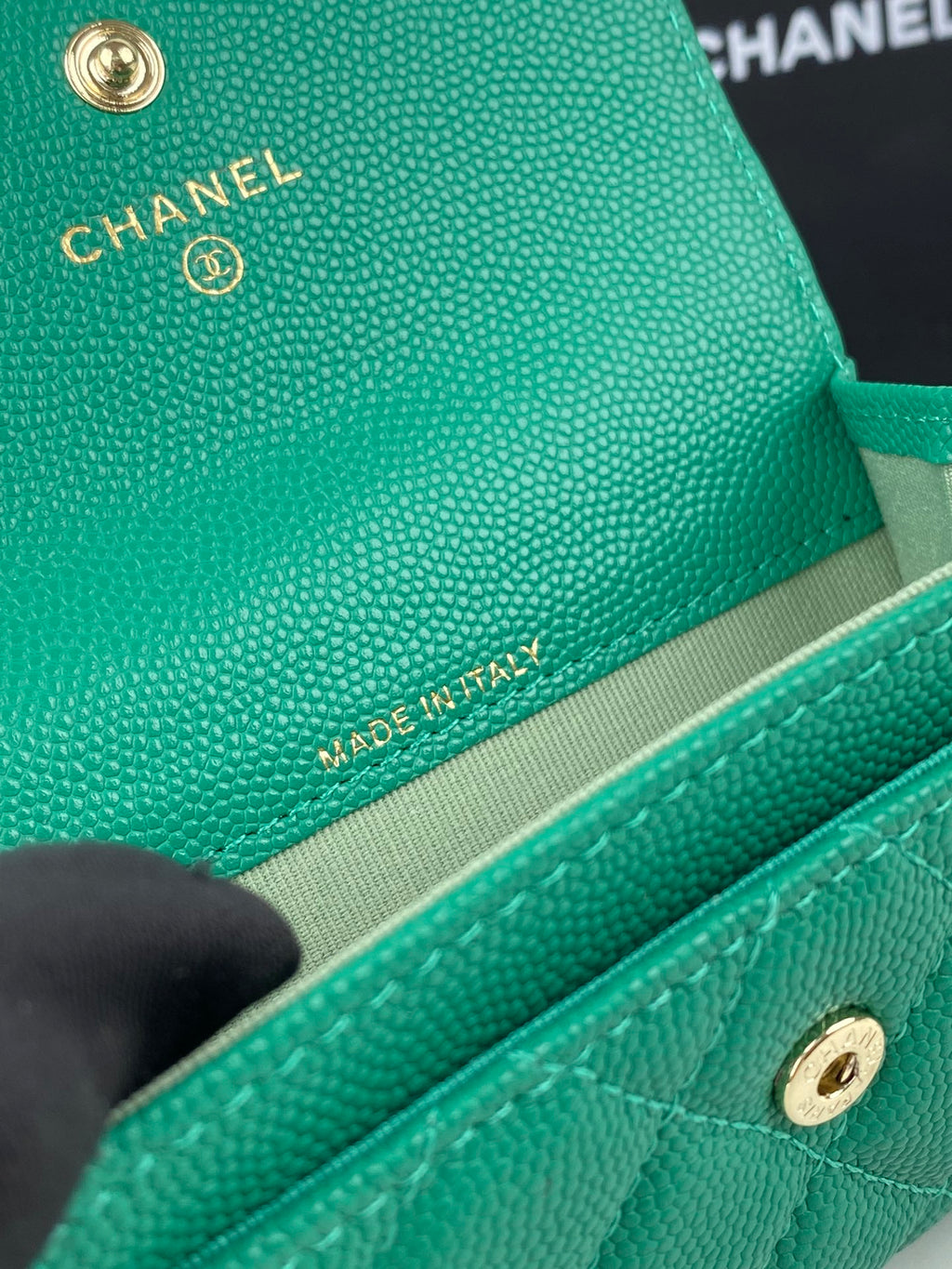 CC FLAP CARD HOLDER 11 EMERALD GRAINED CALFSKIN GOLD ICON