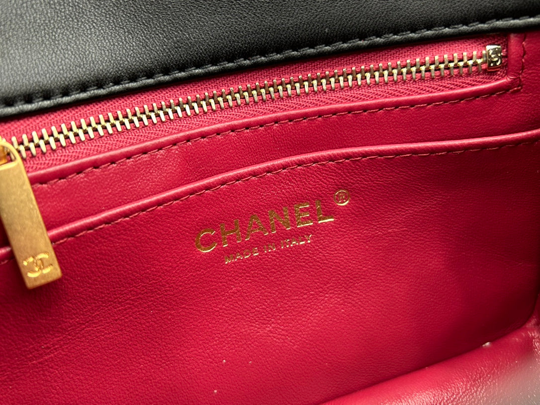 CC スモール 17 フラップバッグ（ブラックカーフスキン、ゴールド金具）