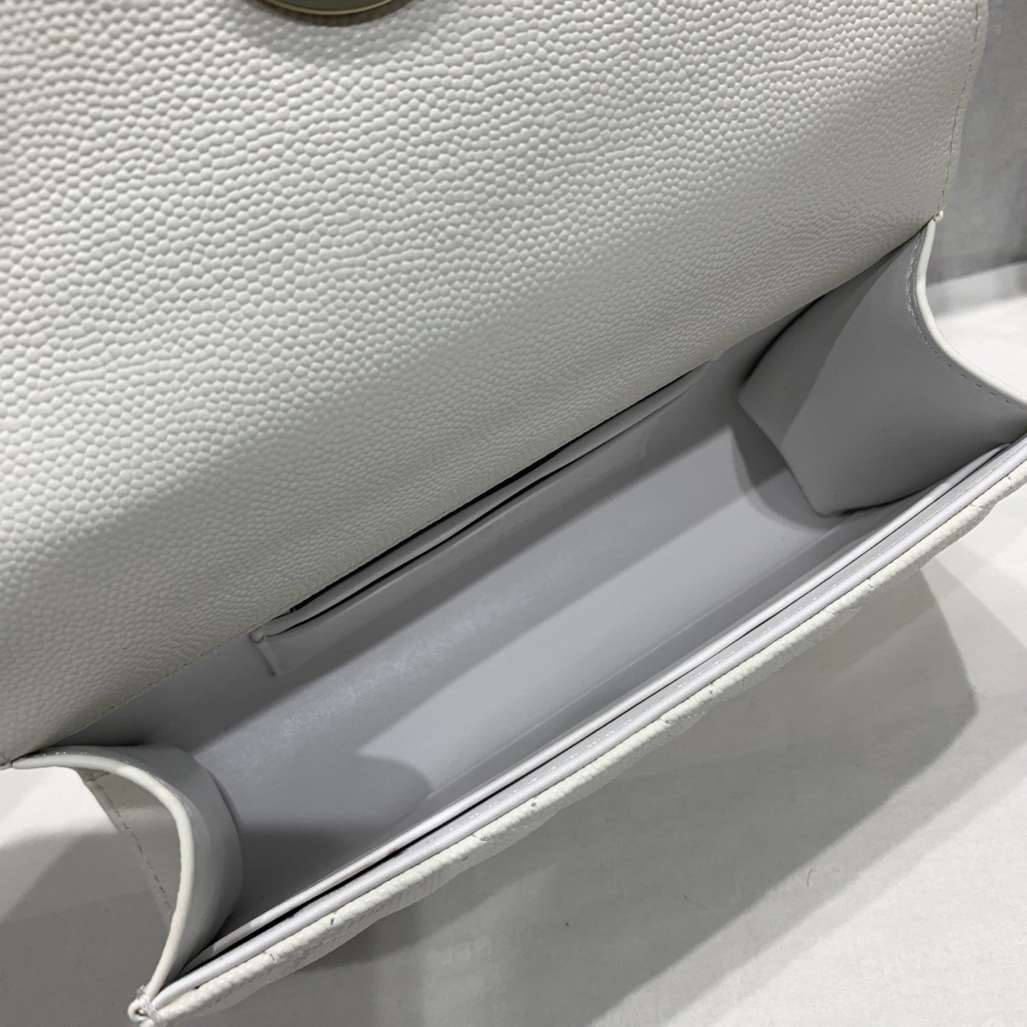 23P フラップバッグ 19cm ホワイトキャビア ゴールド金具