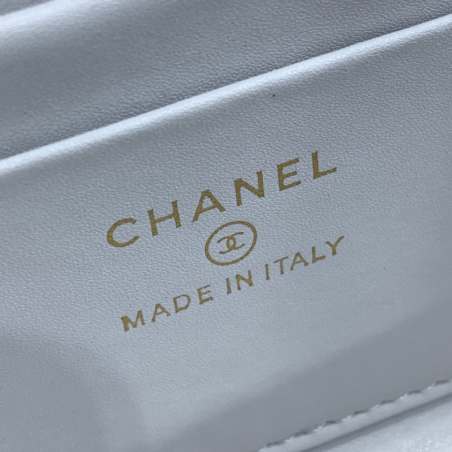 23P フラップバッグ 19cm ホワイトキャビア ゴールド金具