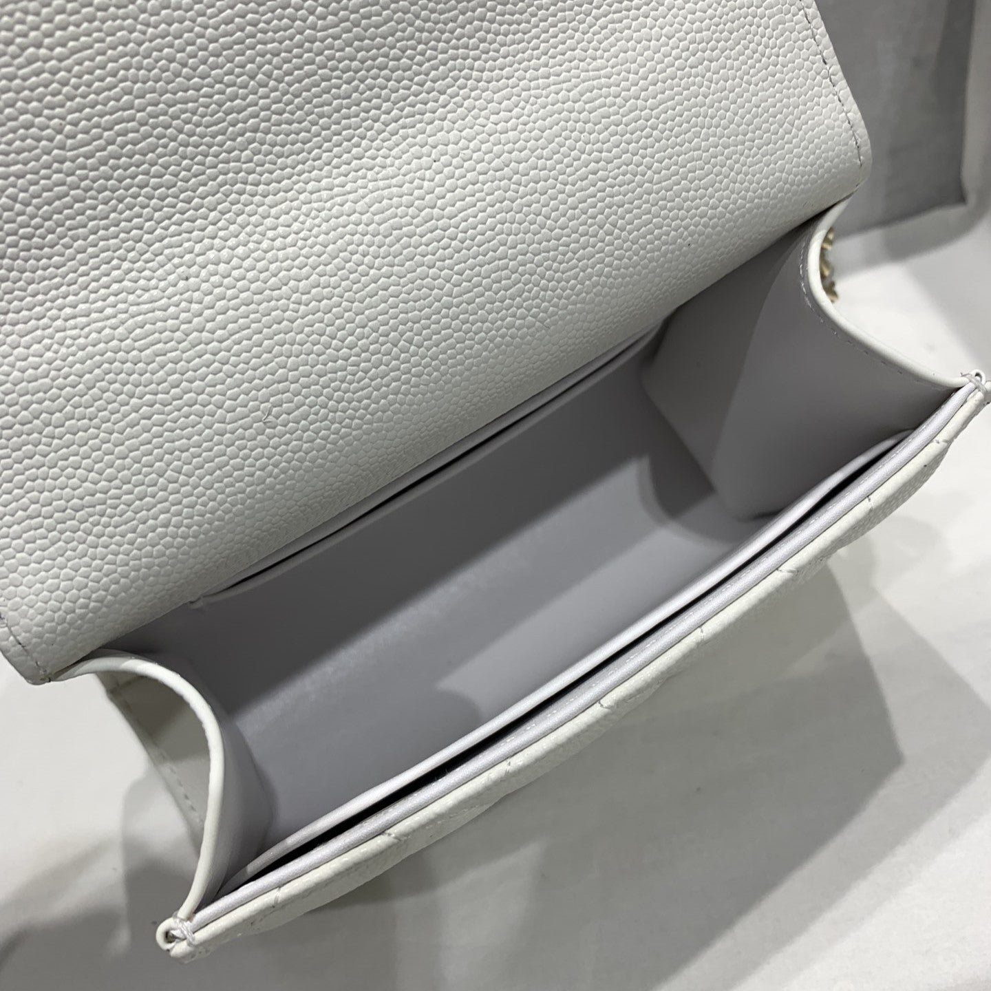 23P フラップバッグ 15cm ホワイトキャビア ゴールド金具