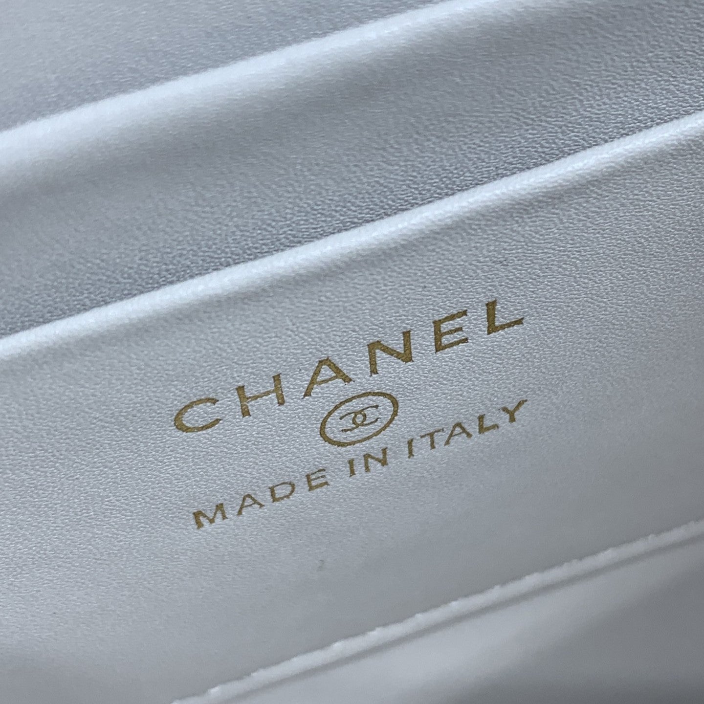 23P フラップバッグ 15cm ホワイトキャビア ゴールド金具