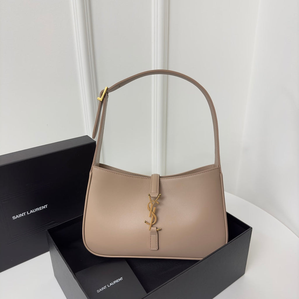 LE 5 À 7 バッグ 24 ベージュ クリーム カーフスキン