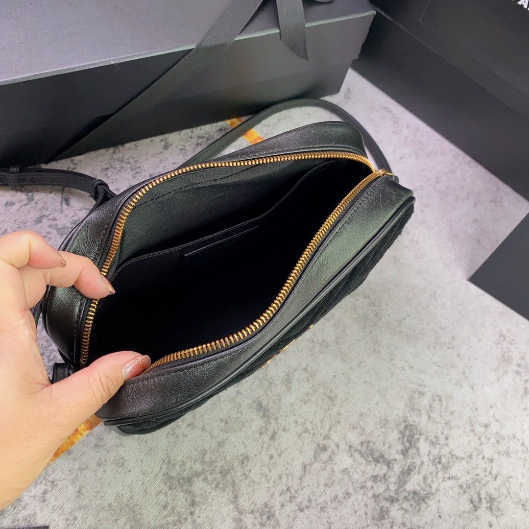 ルー カメラバッグ 23 ブラック スエード＆カーフスキントリム