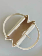 ホワイトカーフスキン製ミディアム 22キーハンドバッグ