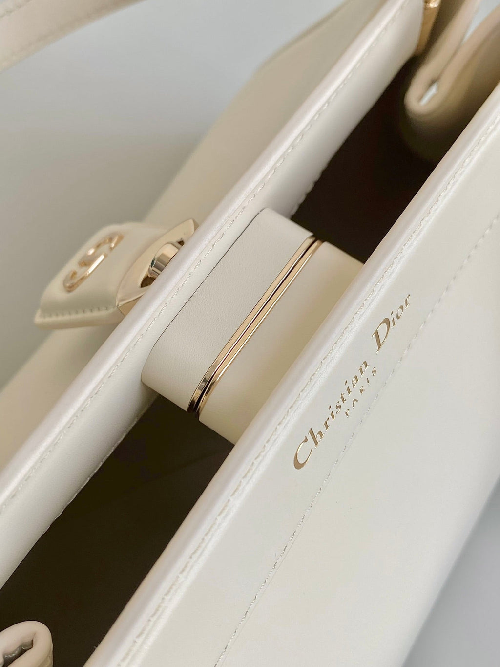 ホワイトカーフスキン製ミディアム 22キーハンドバッグ