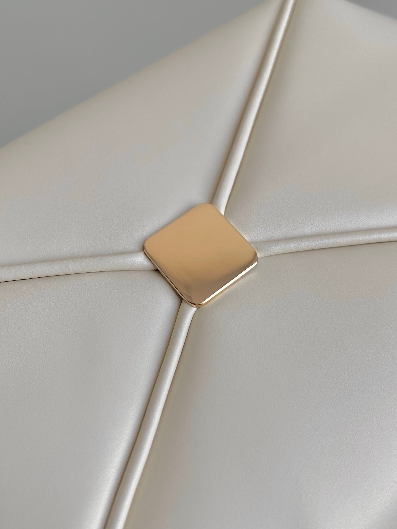 ホワイトカーフスキン製ミディアム 22キーハンドバッグ