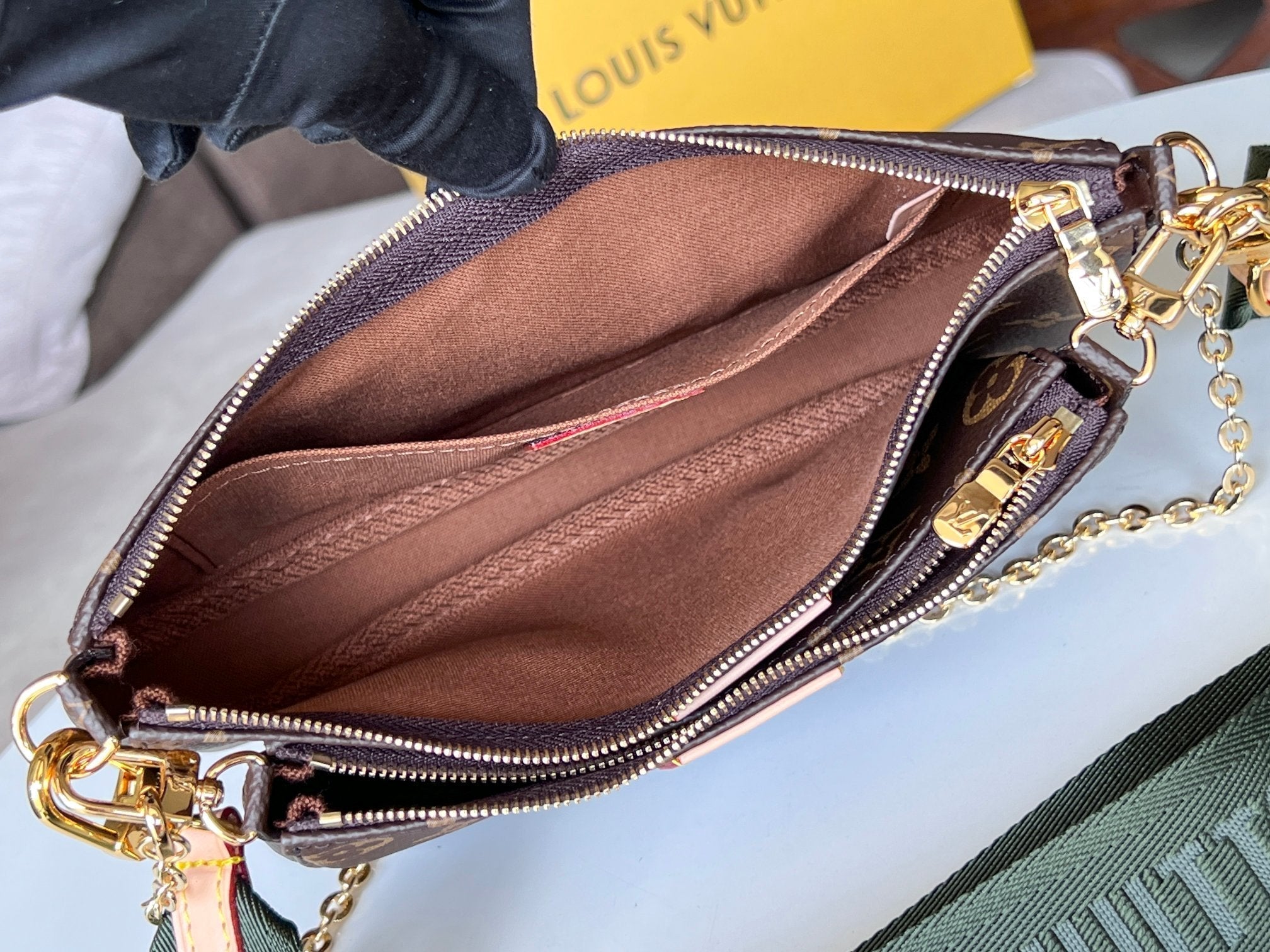 LV 25S マルチ ポシェット アクセサリー 25インチ ブラウン モノグラム コーティングキャンバス グリーンストラップ