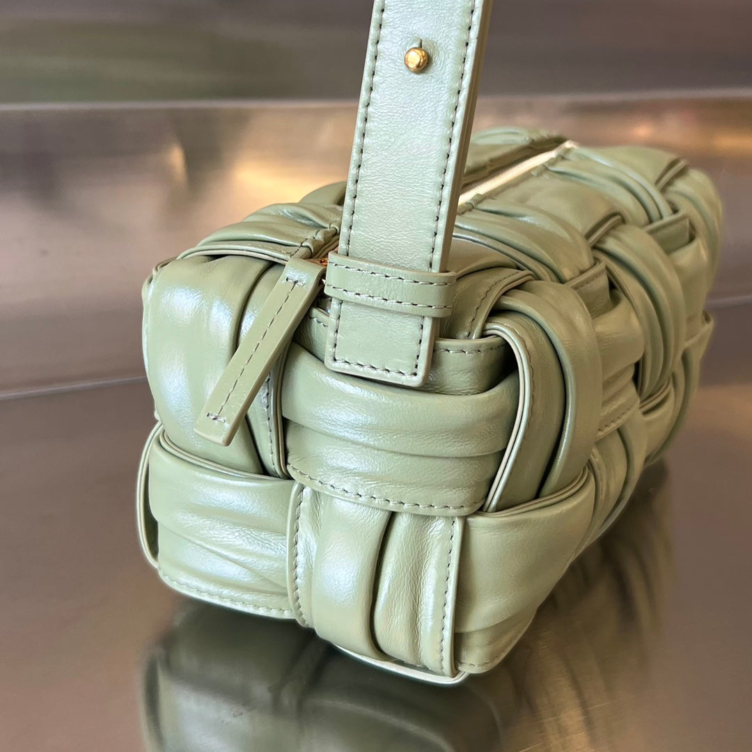 SMALL BRICK CASSETTE 23 IN SWAMP GREEN SOFT LAMBSKIN