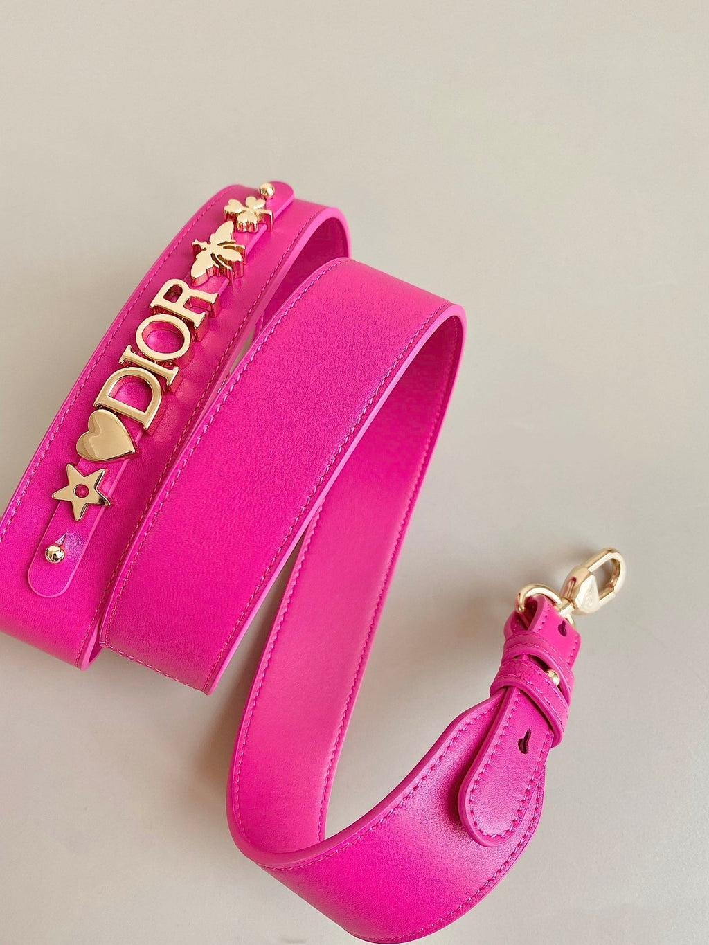 ホットピンクラムスキンのミディアムサイズ レディ 20 ハンドバッグ