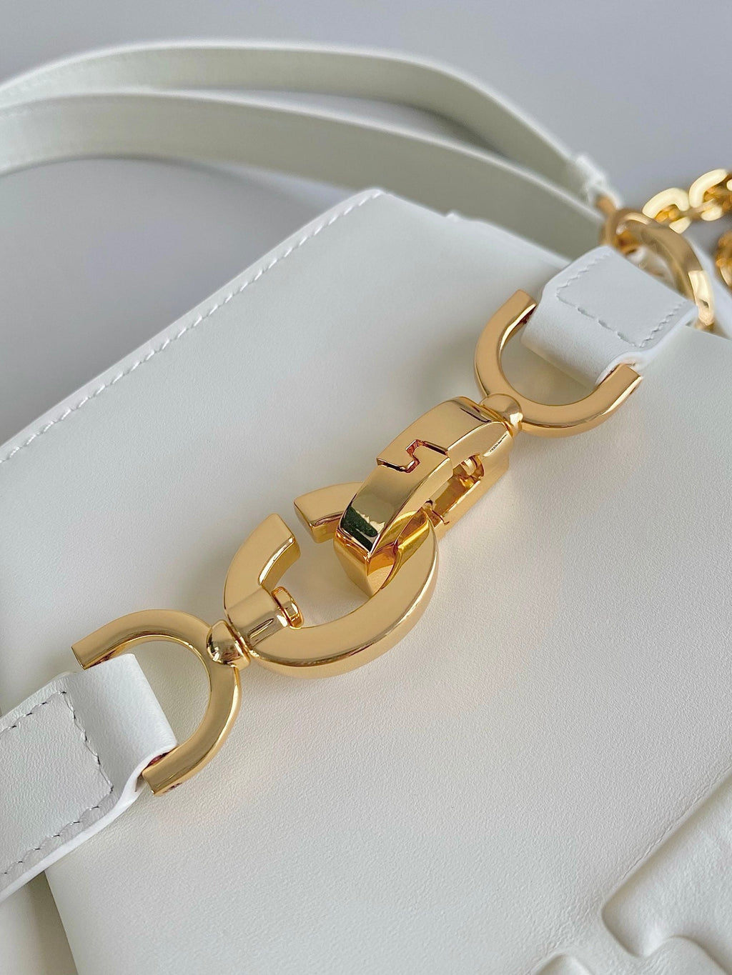 ミディアム セ 24 ホワイト CDエンボスカーフスキン