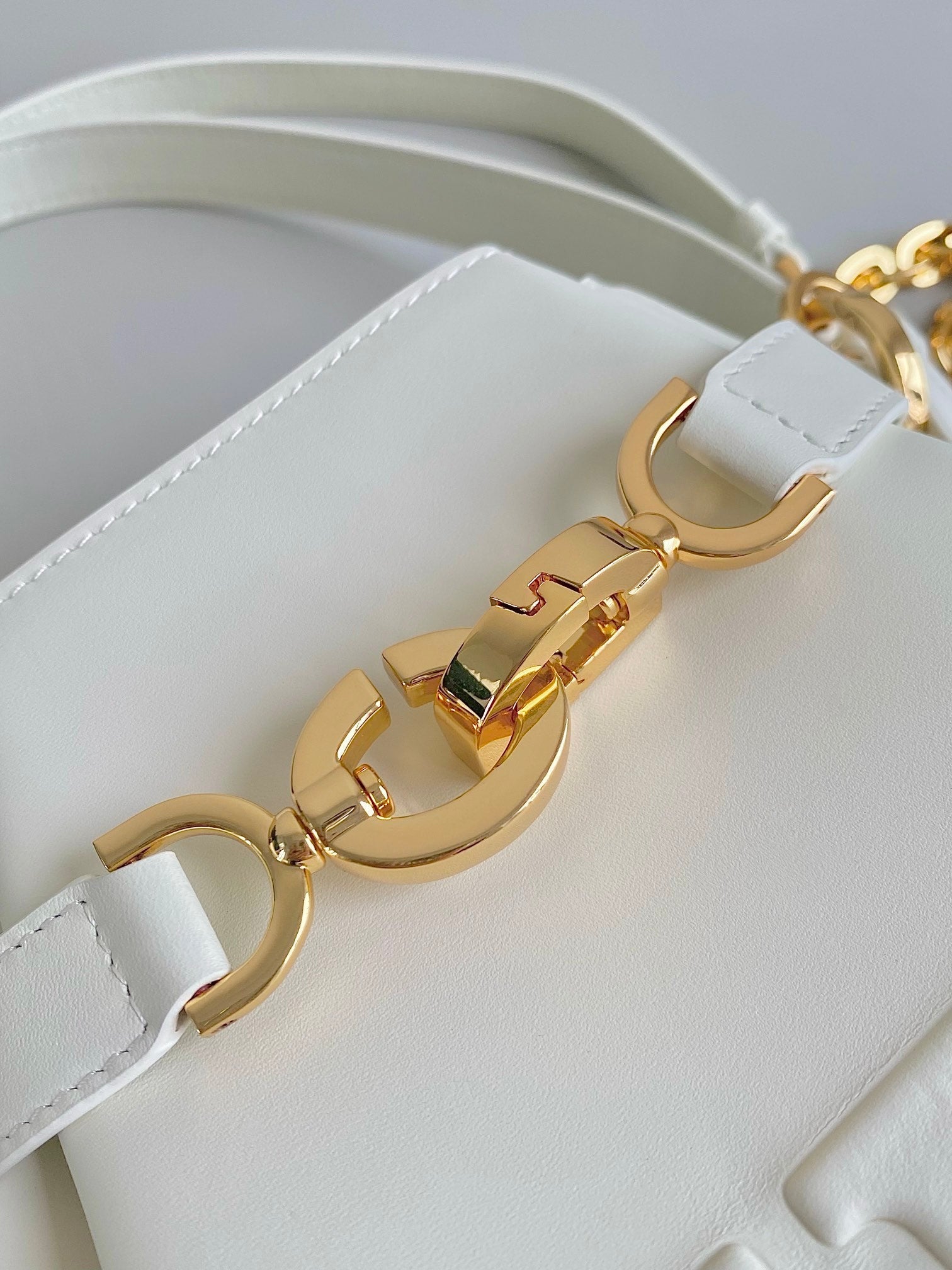 ミディアム セ 24 ホワイト CDエンボスカーフスキン