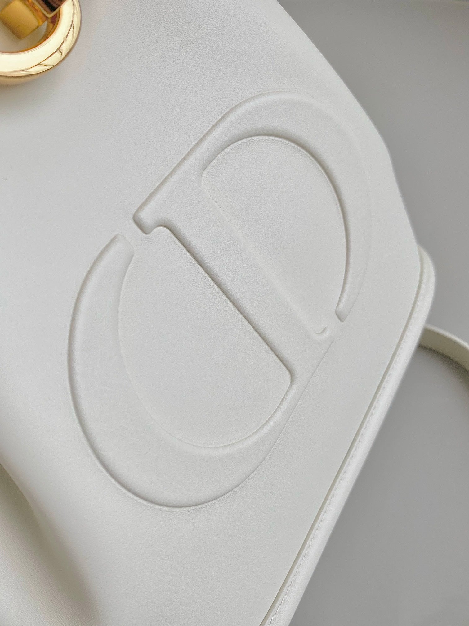 ミディアム セ 24 ホワイト CDエンボスカーフスキン