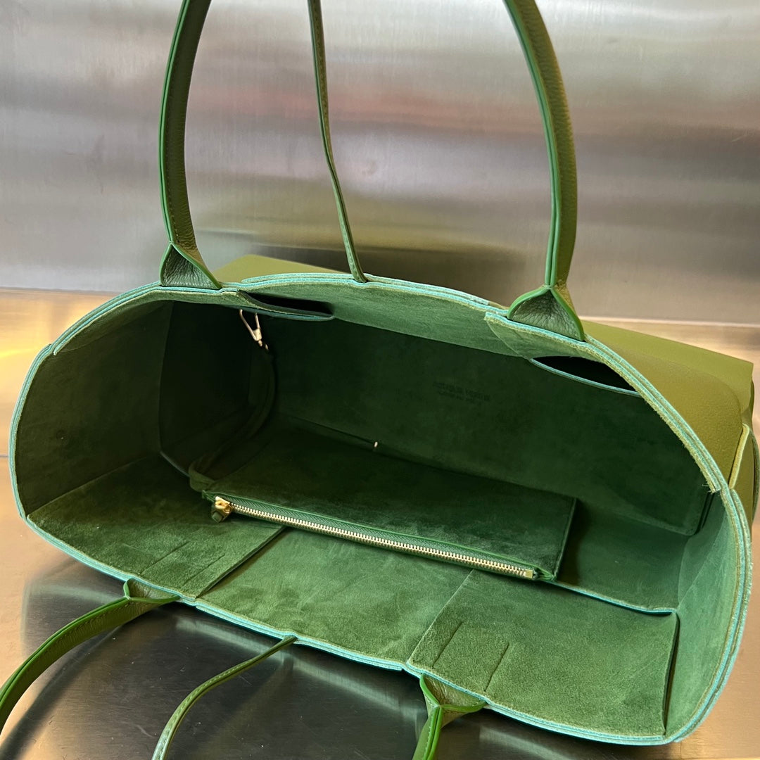 ARCO TOTE 36 IN GLADE GREEN CALFSKIN