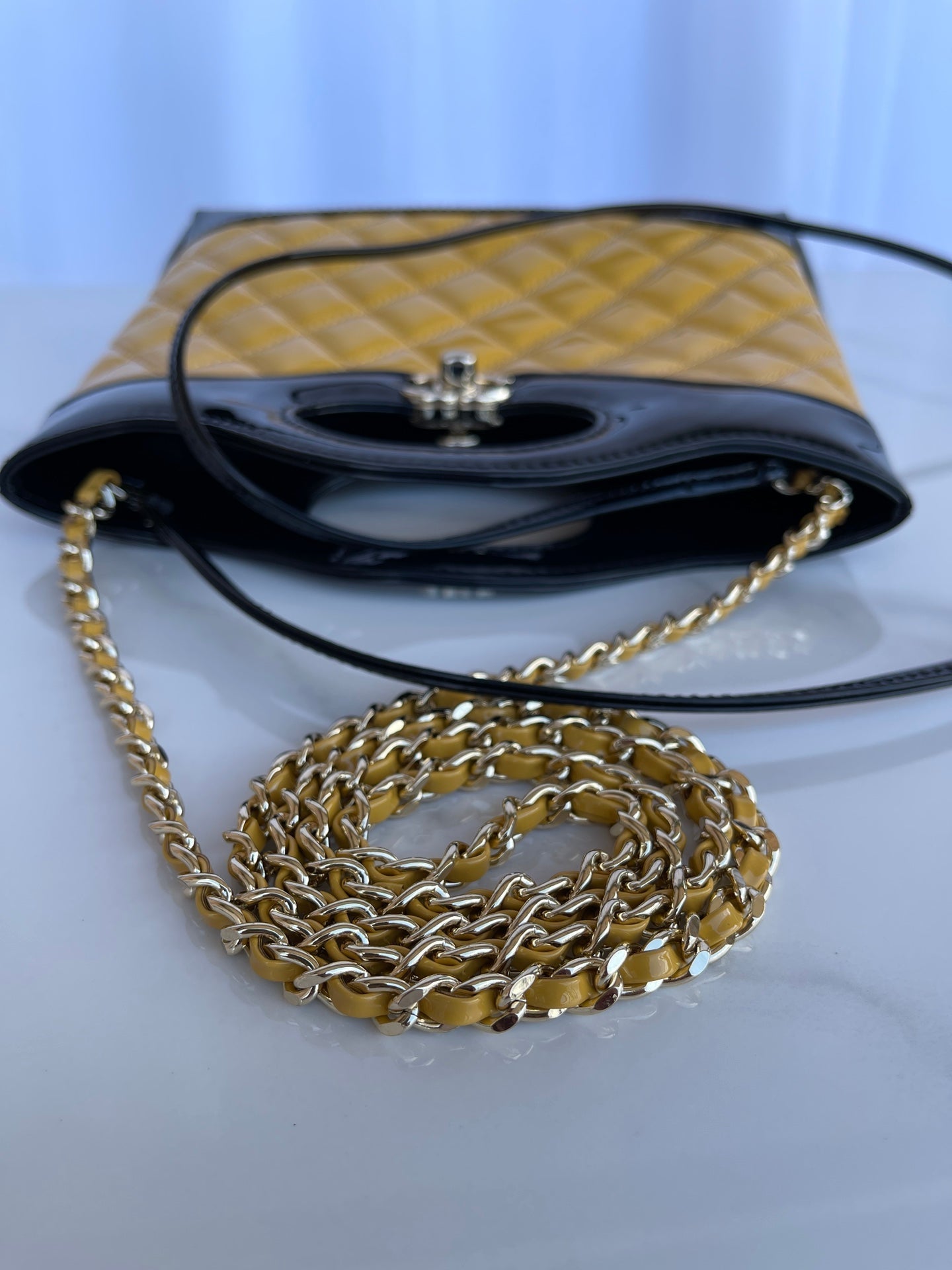 CC MINI 23 ショッピングバッグ（グロッシーブラック、ミックスマスタードイエローカーフスキン）