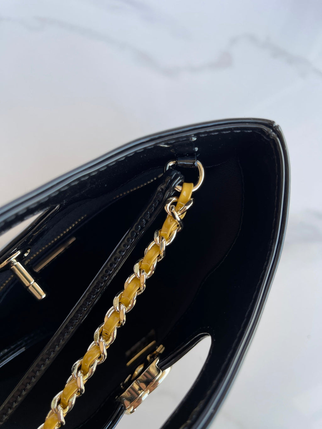 CC MINI 23 ショッピングバッグ（グロッシーブラック、ミックスマスタードイエローカーフスキン）