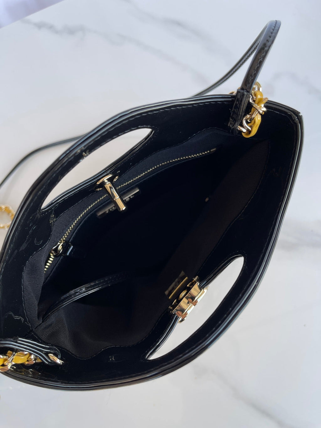 CC MINI 23 ショッピングバッグ（グロッシーブラック、ミックスマスタードイエローカーフスキン）