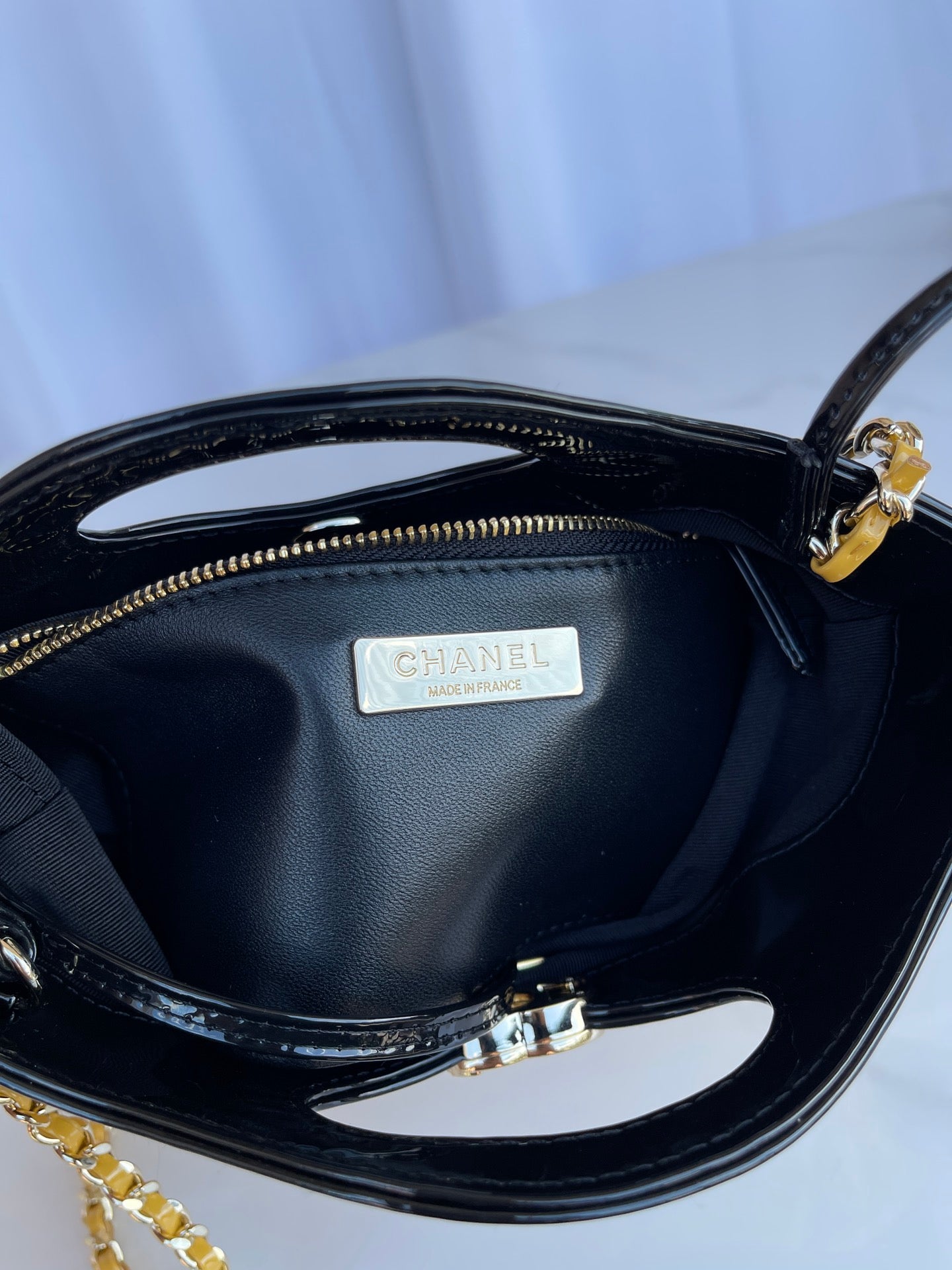 CC MINI 23 ショッピングバッグ（グロッシーブラック、ミックスマスタードイエローカーフスキン）