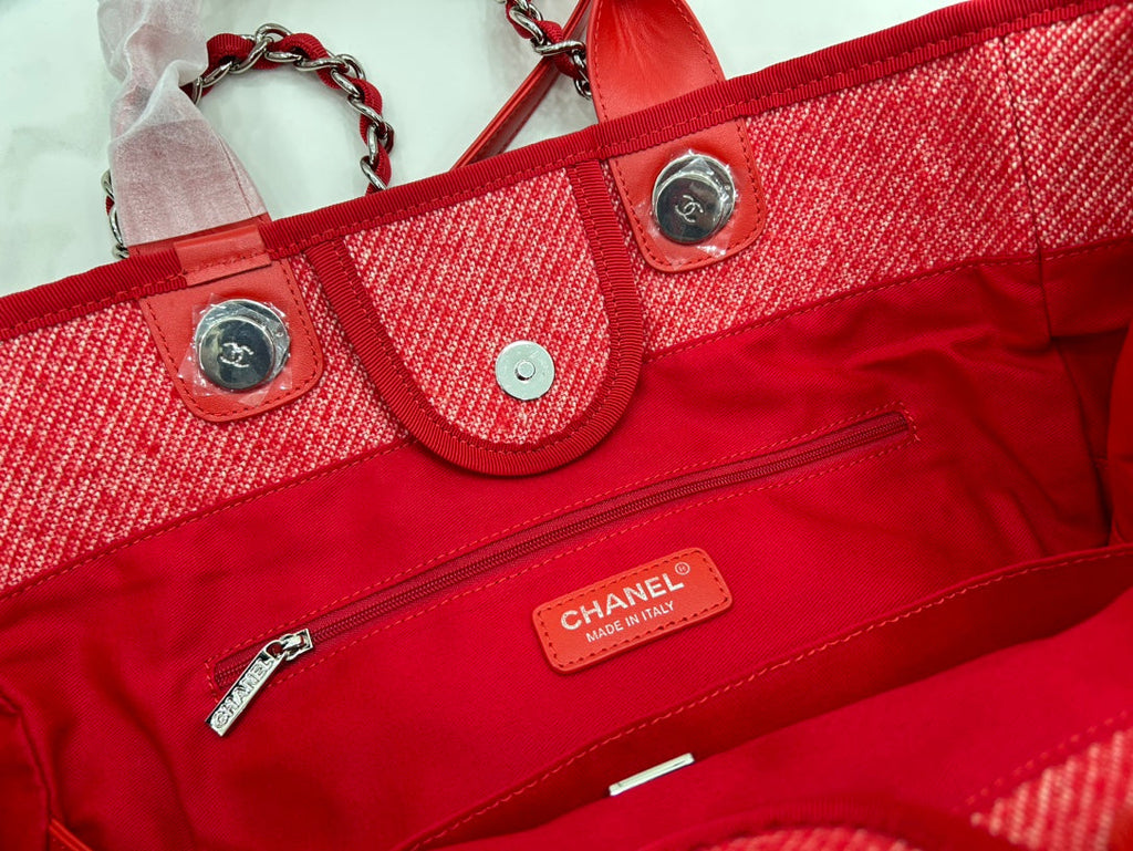 CC DEAUVILLE ラージ 38 トートバッグ（チェリーレッド キャンバス、ホワイトロゴ入り）