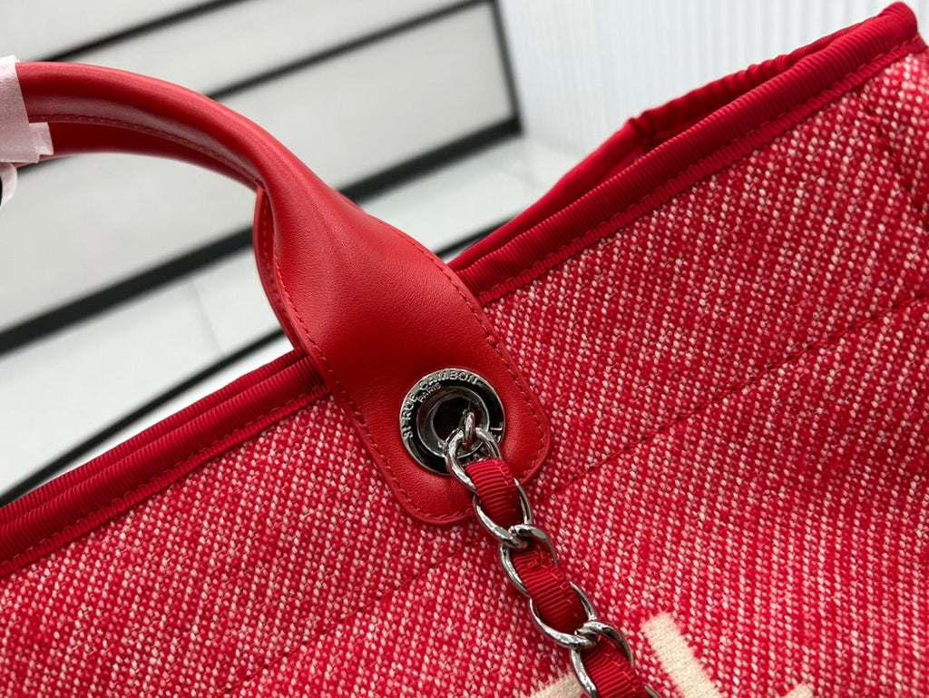 CC DEAUVILLE ラージ 38 トートバッグ（チェリーレッド キャンバス、ホワイトロゴ入り）